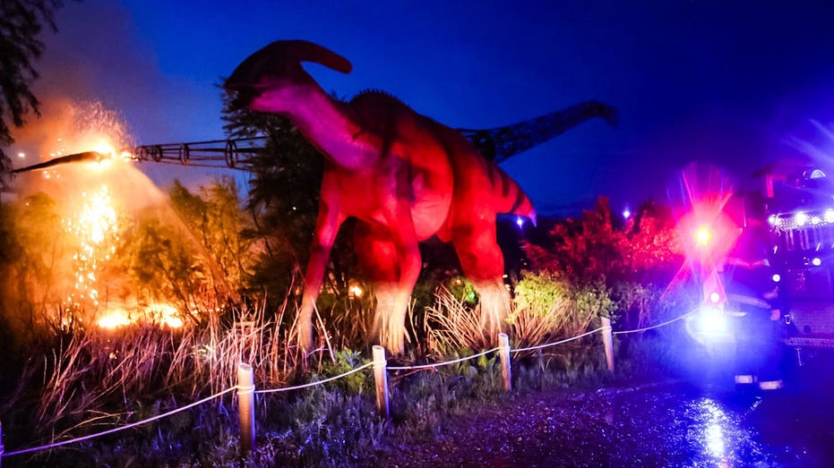 Lightning strike turns 100-foot dinosaur into raging fireball, stunning onlookers
