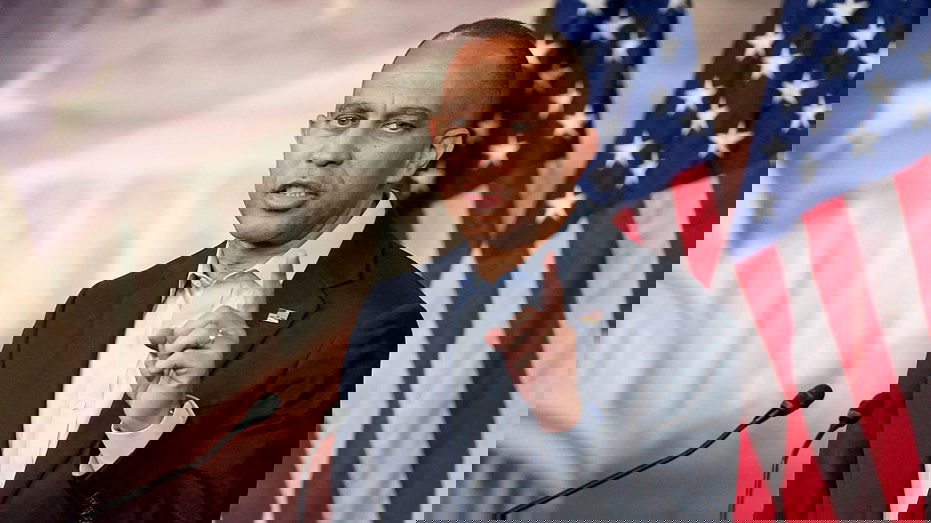 White House slams Jeffries' dismissal of bill to pay troops as government shutdown enters day 22